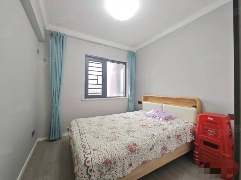 城南，蓝天新城，精装三房，边户，装修成色新，诚心出售，