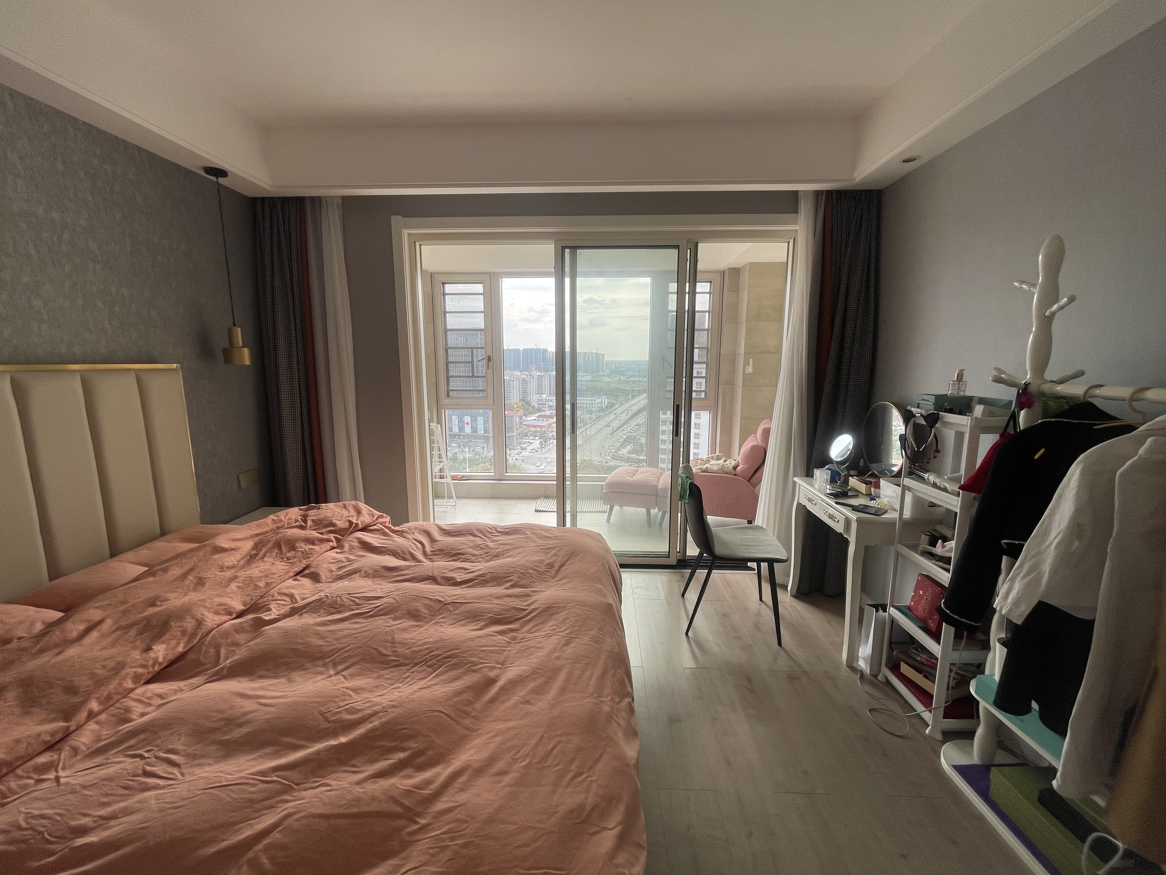 城南领秀城.精装三房.现代风格.边户.视野好采光好.小区绿化环绕.拎包入住