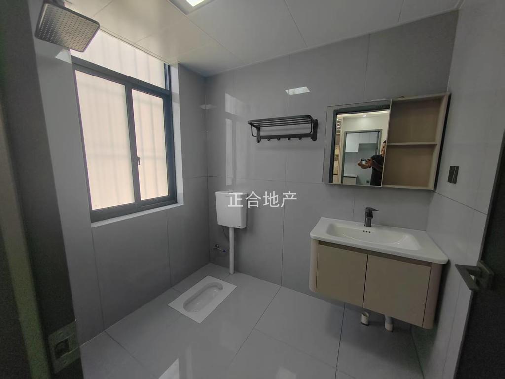 急售，大洪小区，步梯三楼，好停车，老证，精装三房，拐角大阳台，包满二过户