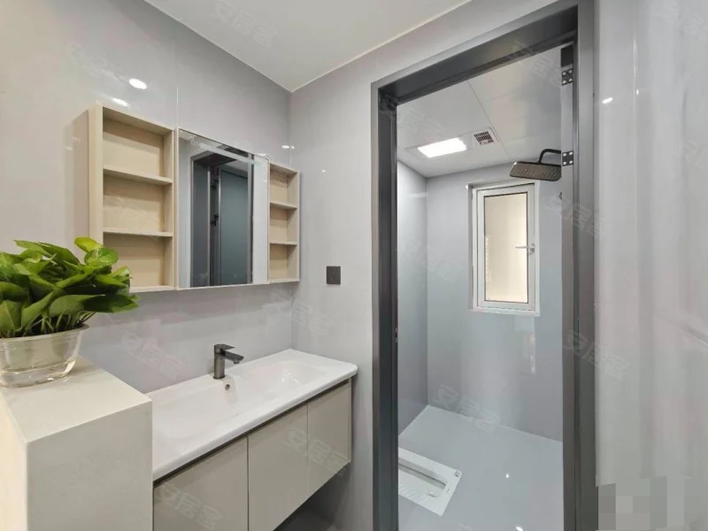 森林国际城北苑，电梯小高层，好楼层，全新精装三房二卫，业主包满二送车位