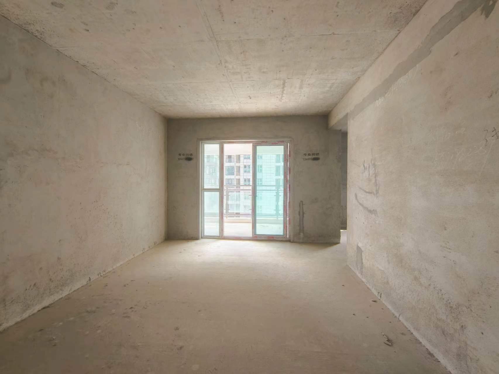 银湖城.毛坯三房.证件满二.看房方便