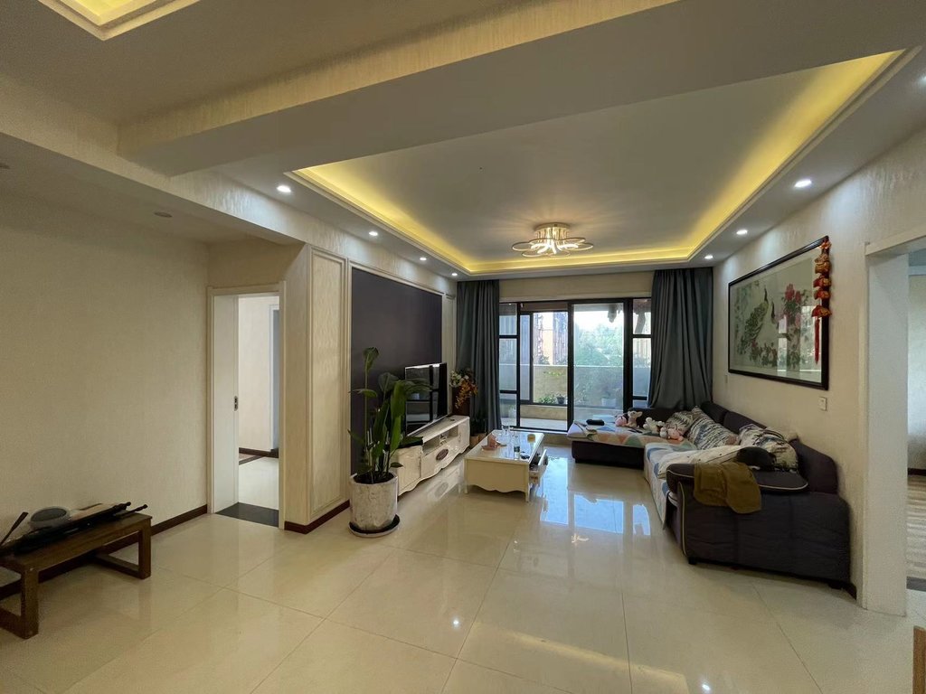 绿地香格里拉，小区环境好，大阳台。保养新，看房方便，拎包入住