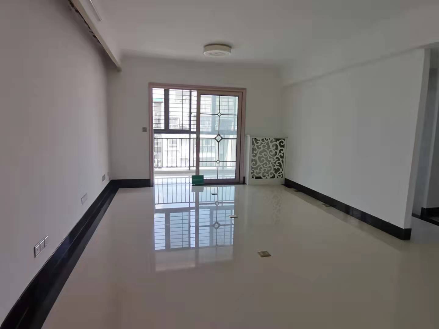 城市丽景 精装大三房 南北双阳台 证满二 看房方便 诚意出售！