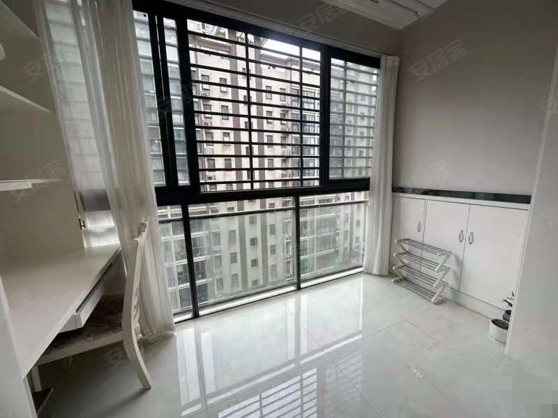 252，仙桃xiao学,中央华府，电梯小高层8楼，好楼层，精装两房，满二，成新色