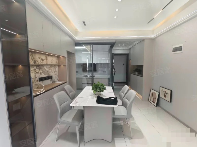 降价了，风和日丽，精装三房两卫，单价5400+，全新装修，送车位，双书包，凤凰层