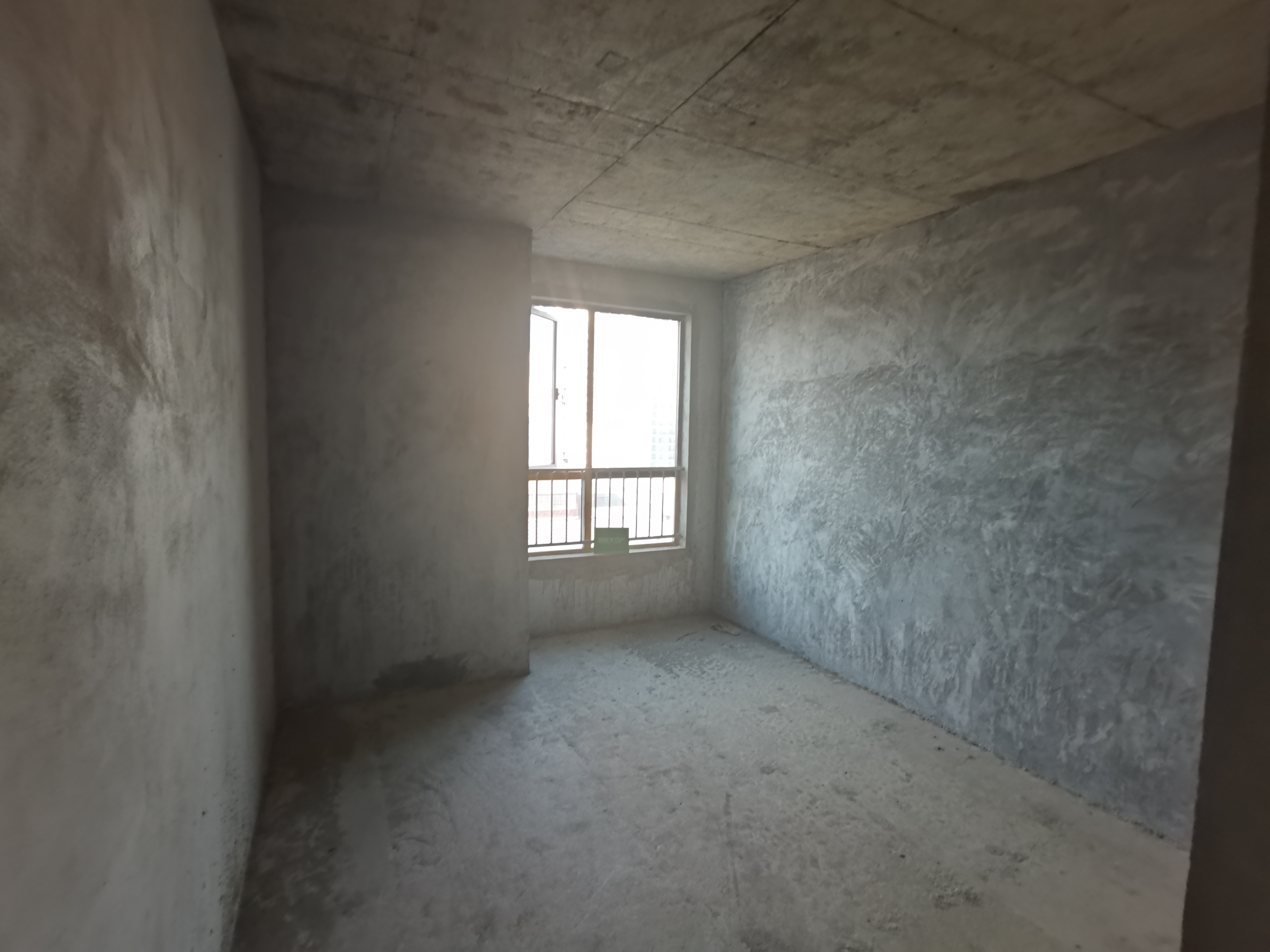 颐和公馆毛坯大三房，赠送面积多业主诚心卖看房方便