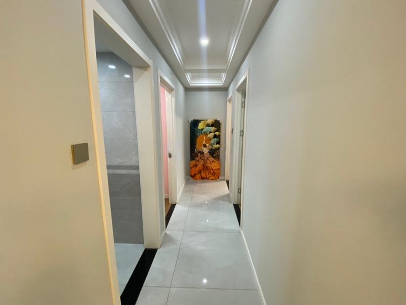 御湖世家全新装修3房送车位！