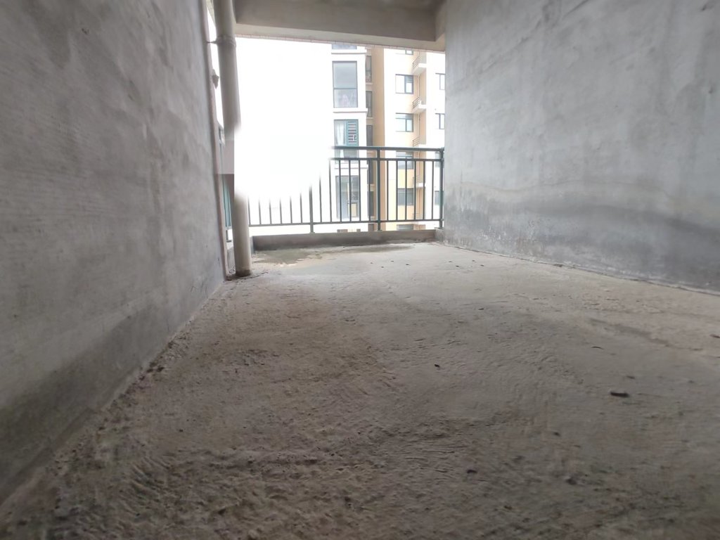 新城一号.毛坯四房.单嫁才5700呦.看房方便