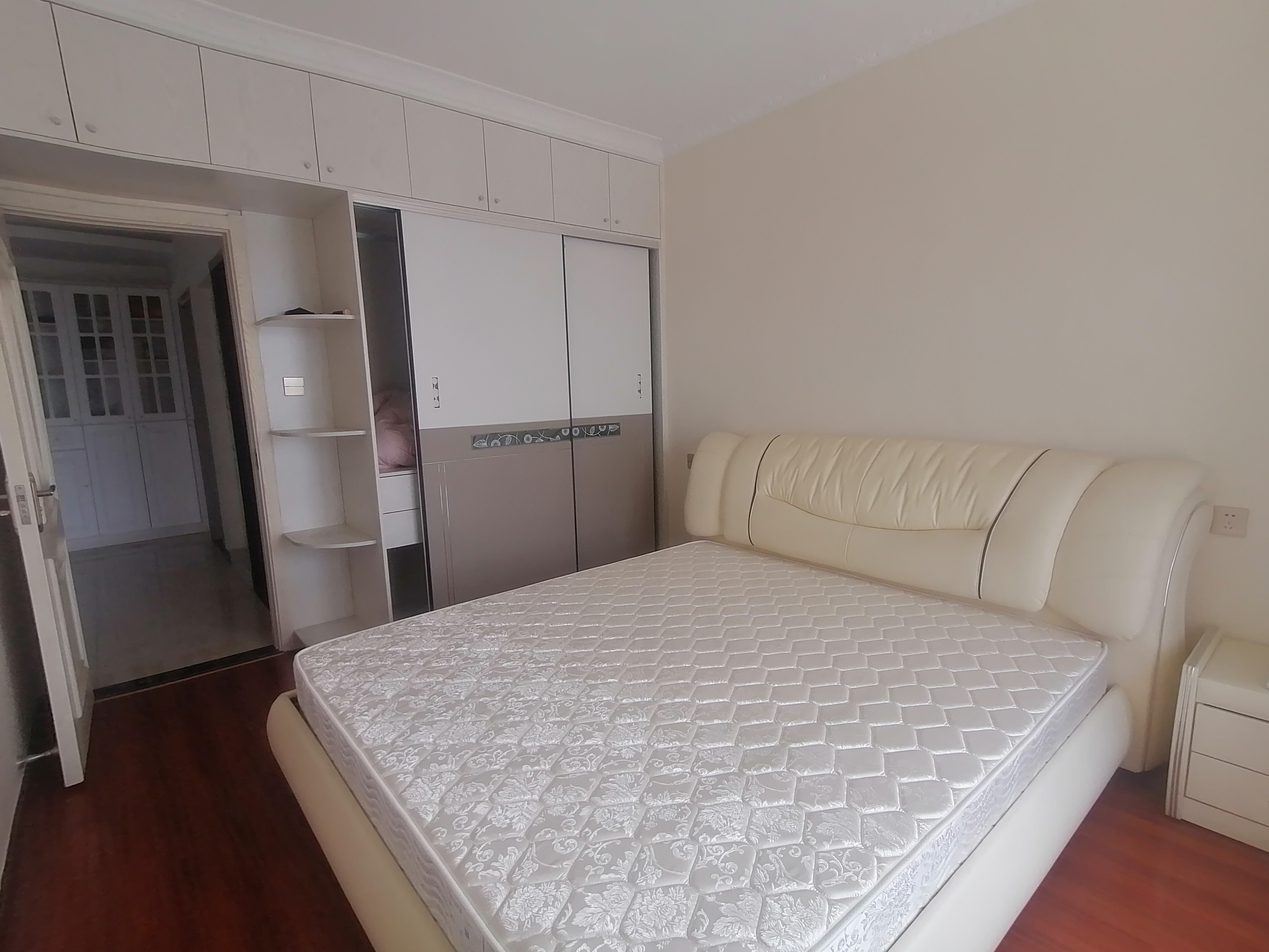 一中对面翰墨苑精装修直接楼层家具家电齐全拎包入住证满2年