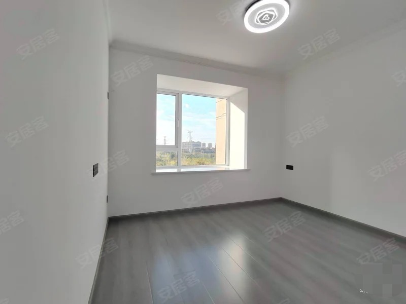 226，诚心出售，交投满庭春，小高层，精装四房，双阳台，中间好楼层，满二.，全新未住