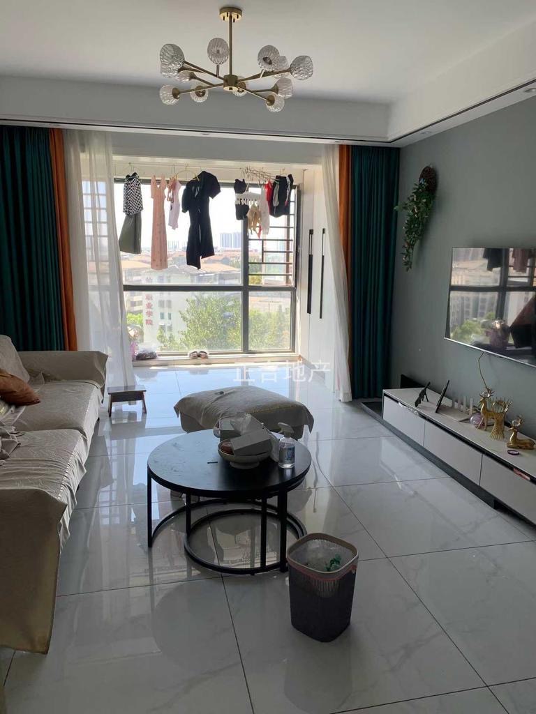 房东亏本急卖，沔街边上，御湖世家，精装三房，​电梯10楼，精装5400，9成新