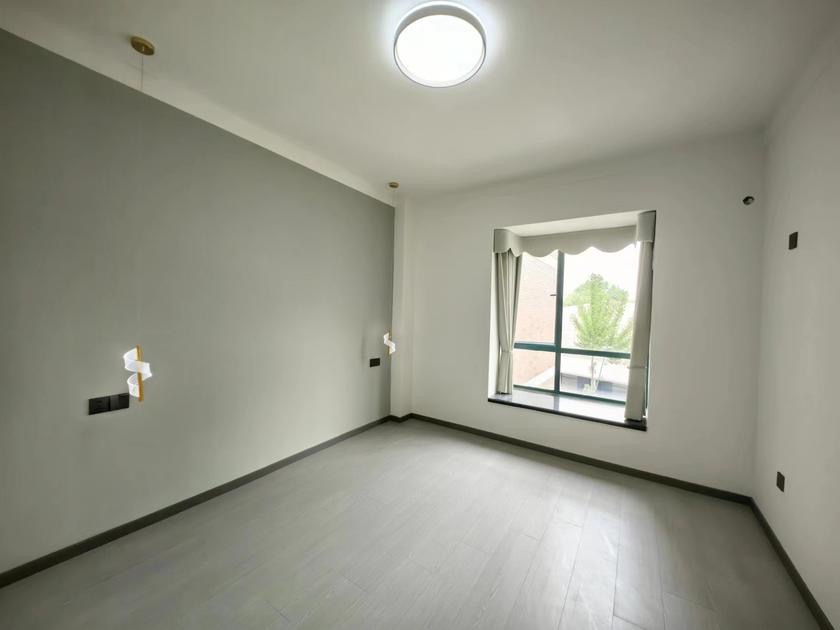 房东亏本出售，城南电梯小高层，总高8楼，中间好楼层，精装三房