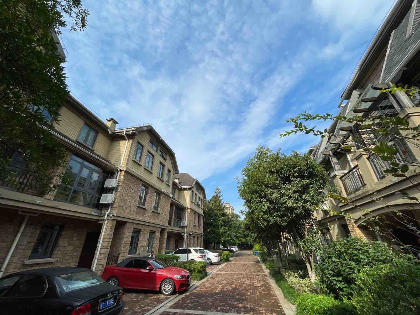 绿地华庭康城别墅204平5室6厅3卫南北通透豪装私家车位证满二年
