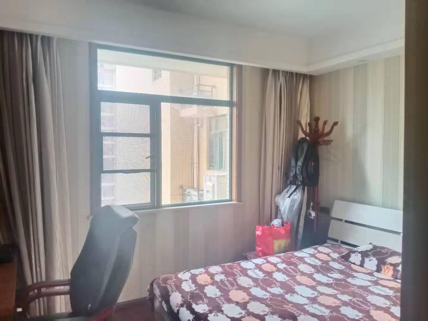 满五..wei一.精装修，中式装修。还有一个车位，单 卖