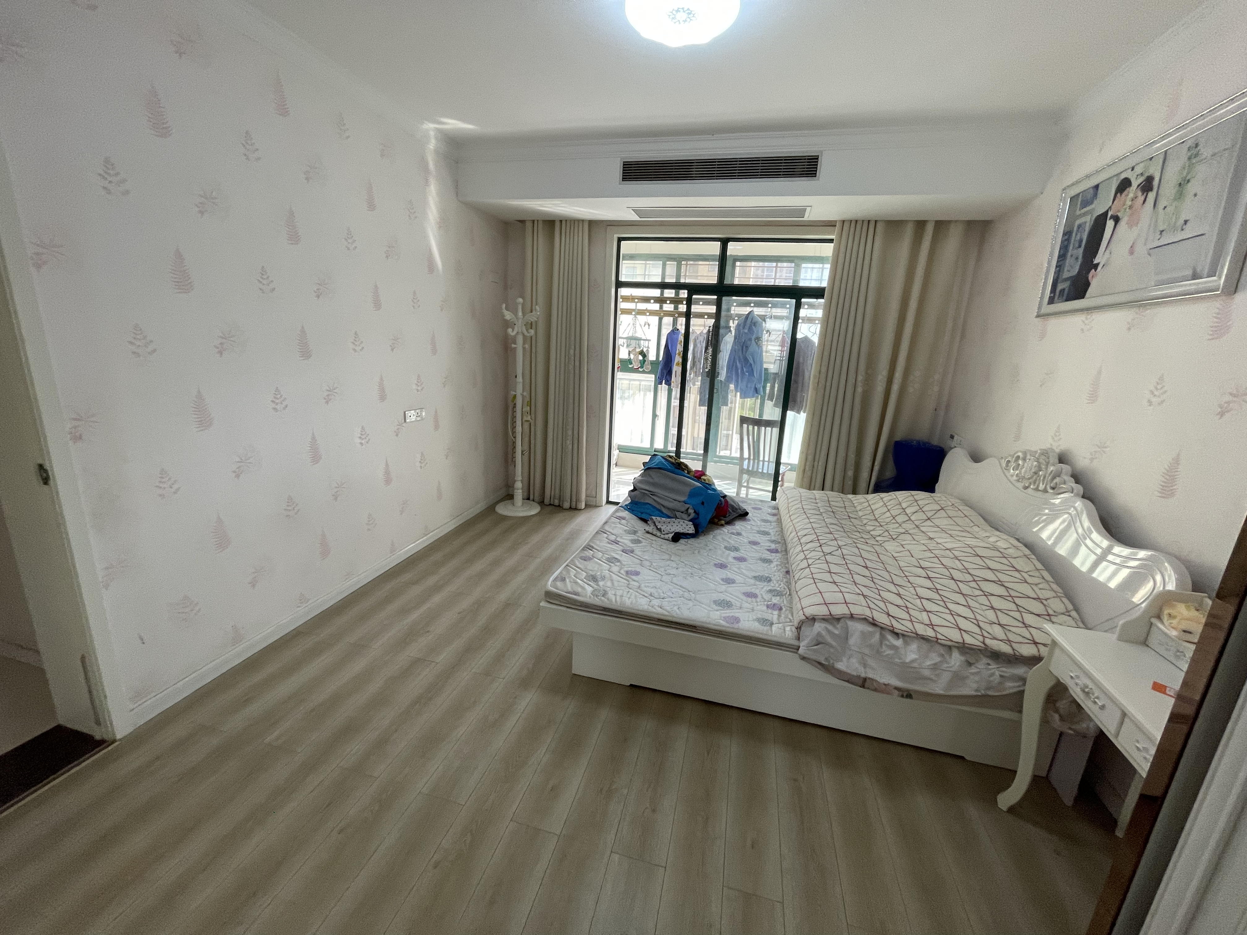 新城一号四房带装修老证双阳台大户型下楼就是操场