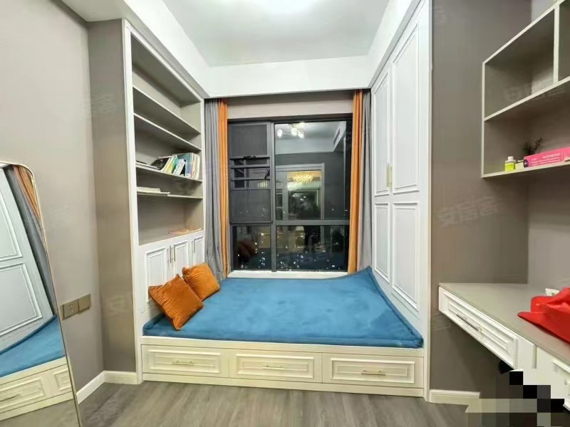 298，城南，品质小区，御台公馆，边户精装两房+阳光房，东边户，成色新，南北通透，几乎未住