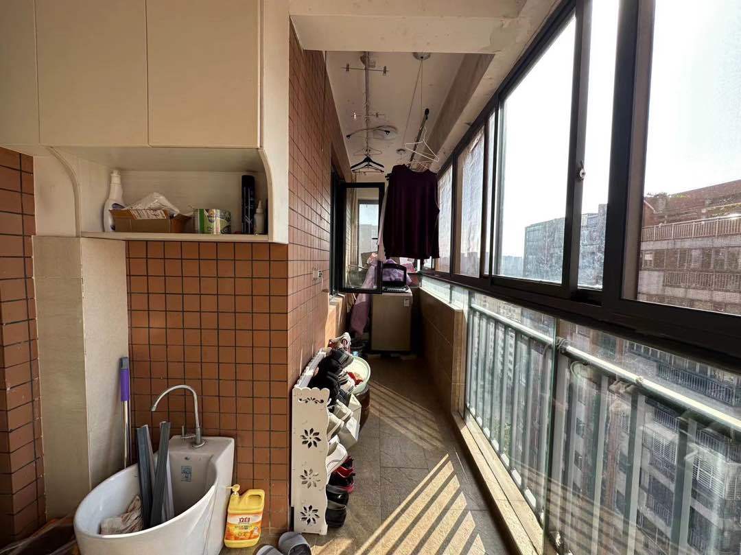 城西，金域城邦，电梯房凤凰层，精装3房2卫，单价3600左右，