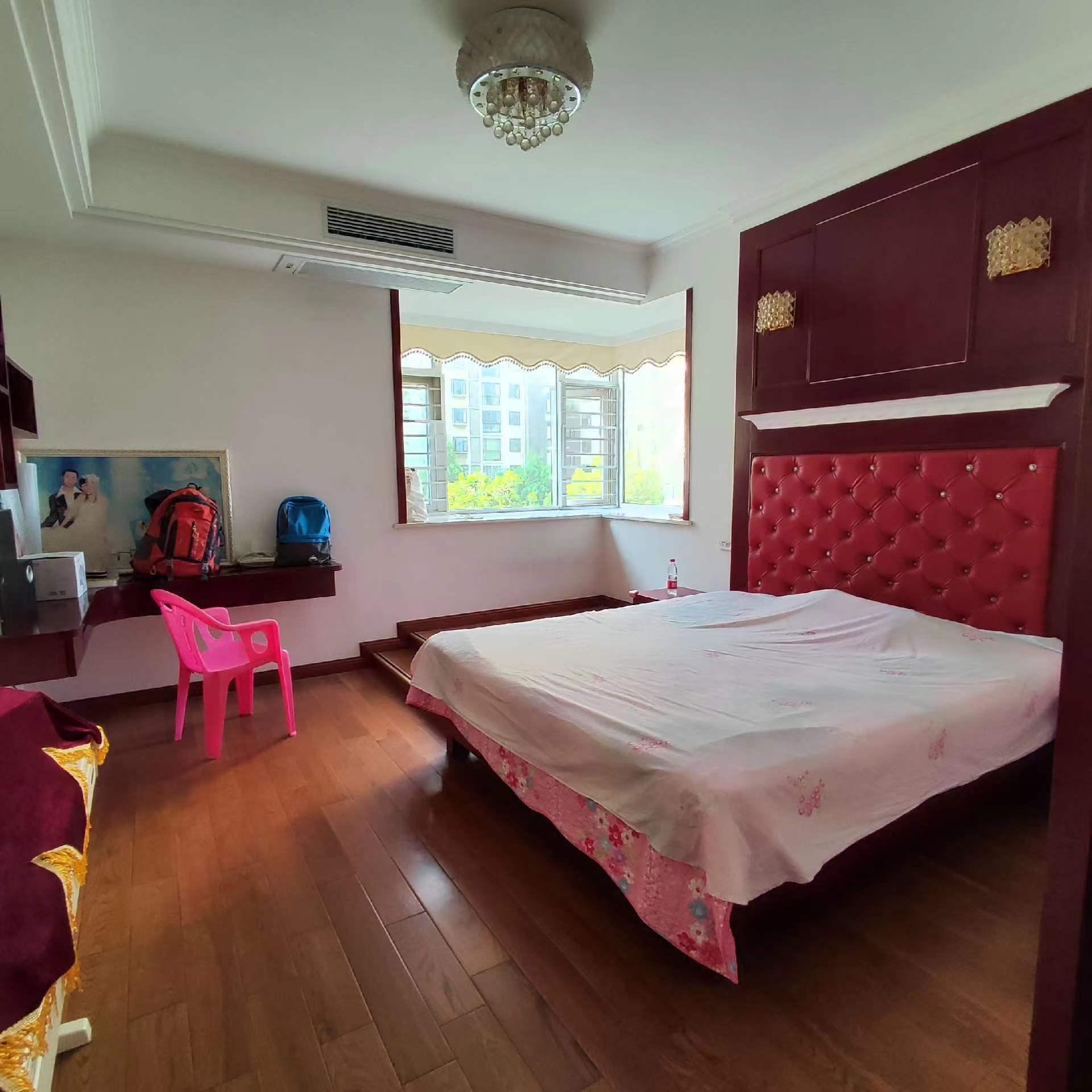 中央华府.精装四房.房子成色新.下楼就是學笑.看房方便