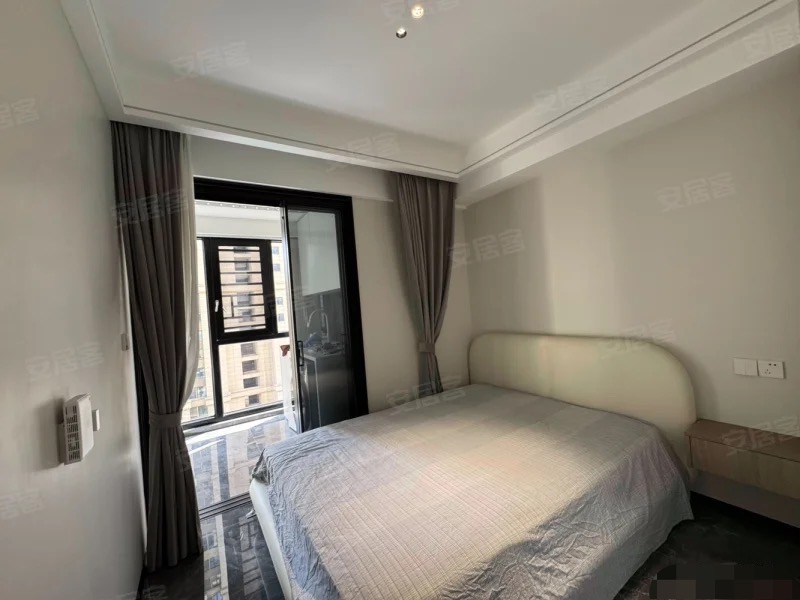 城南，翡冷翠，电梯好楼层，带车位，精装三房，诚心出售