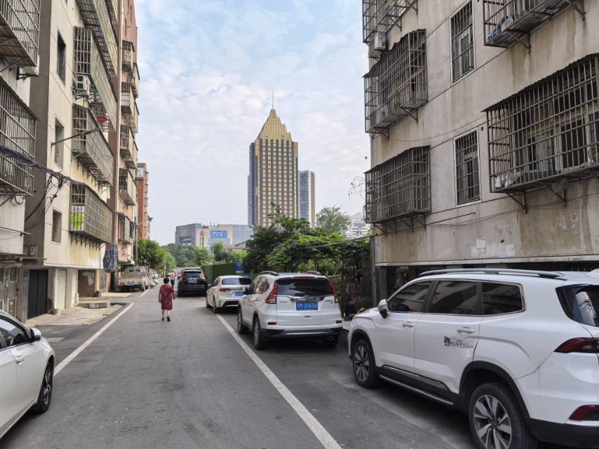 仙桃中学（沔中）附近招租：3室2厅2卫1厨1阳台，共120平，另还有18平的电动车车库。