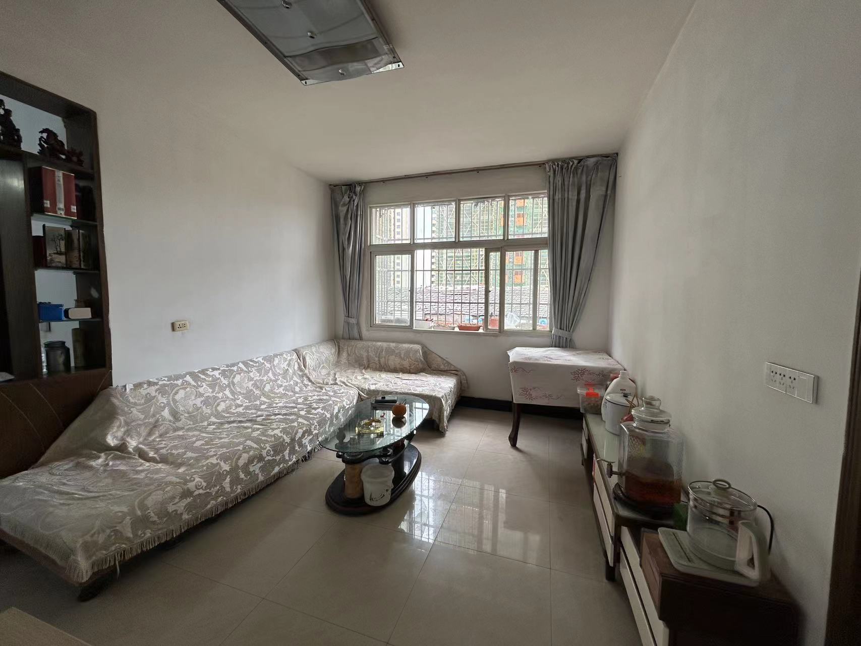 银鑫小区.小区有出场好停车.证件满二.看房方便