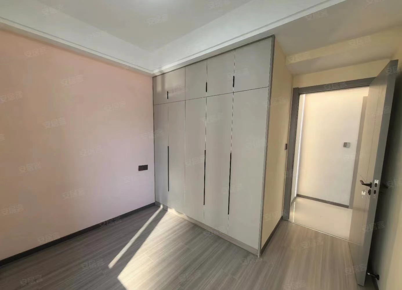 一中旁边，南北通透，双阳台，精装三房，中间楼层