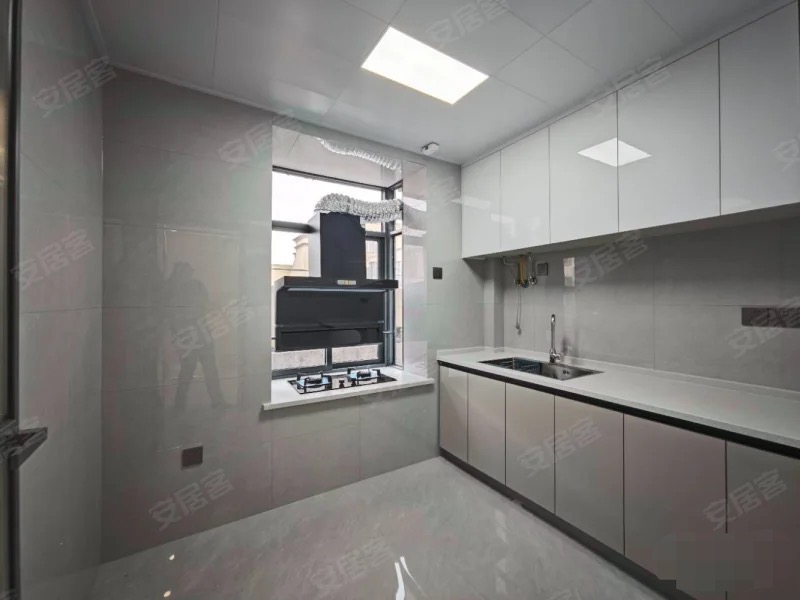 武商，商城附近，精装三房，楼下还送一套全新精装地下室，老人可以住，老证