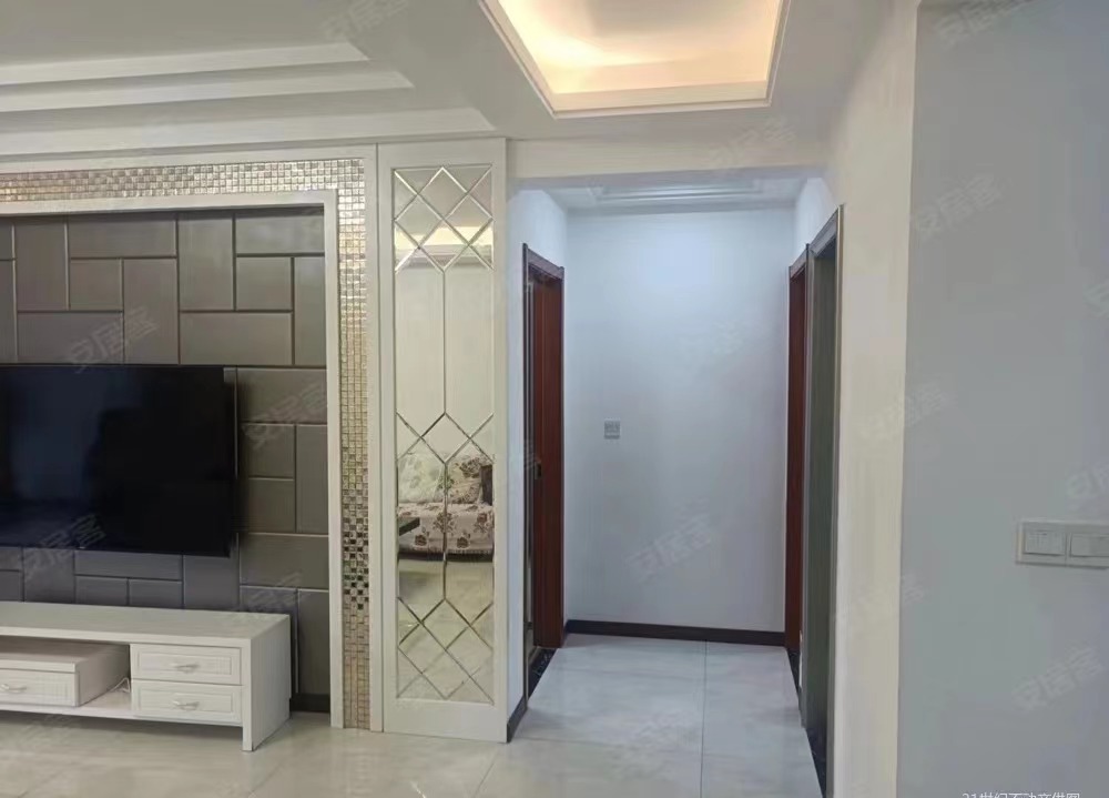 74，房东急售，降价10万，元泰未来城边户双阳台，捡漏价钱，精装三房