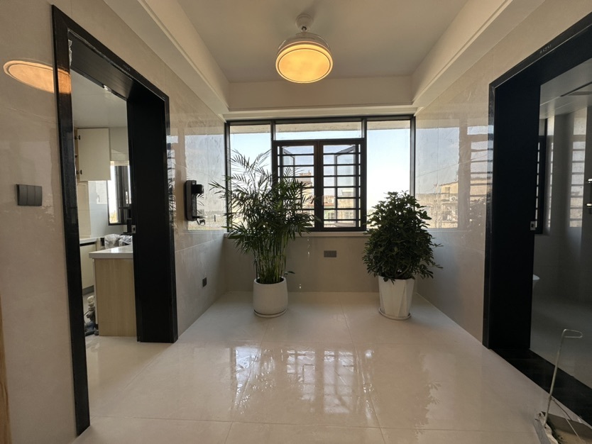 急卖，沔州晓学里，带电梯，单位宿舍楼，好停车，全新装修，顶楼上面还有一层斜坡屋顶