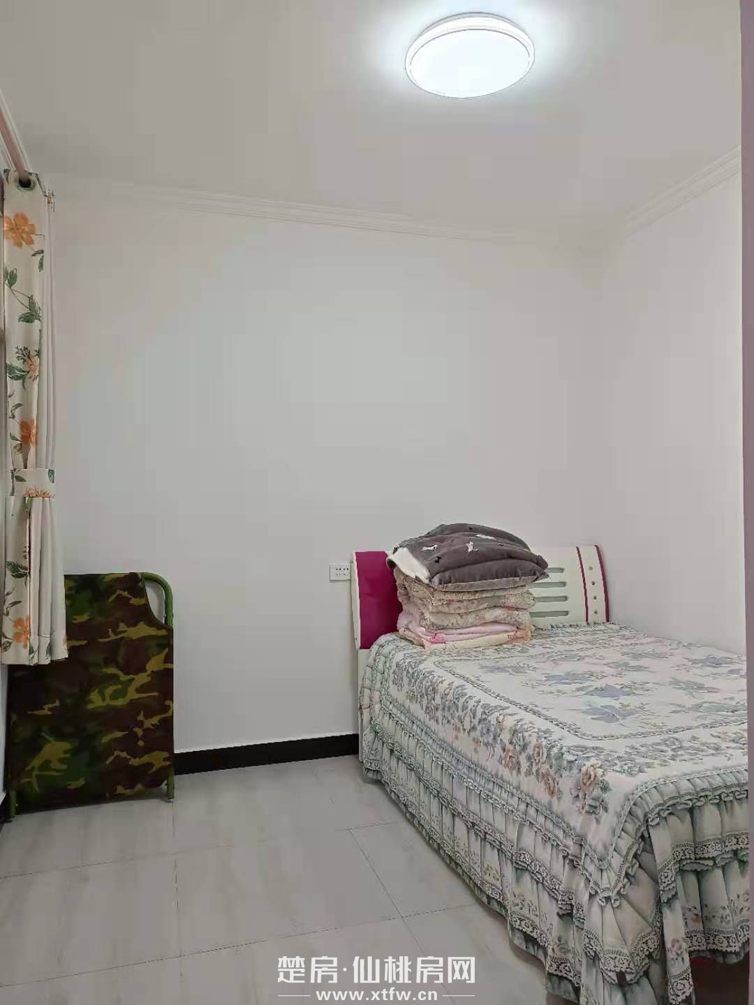 仙桃中学侧门对街巷一楼房屋出租（全新装修）