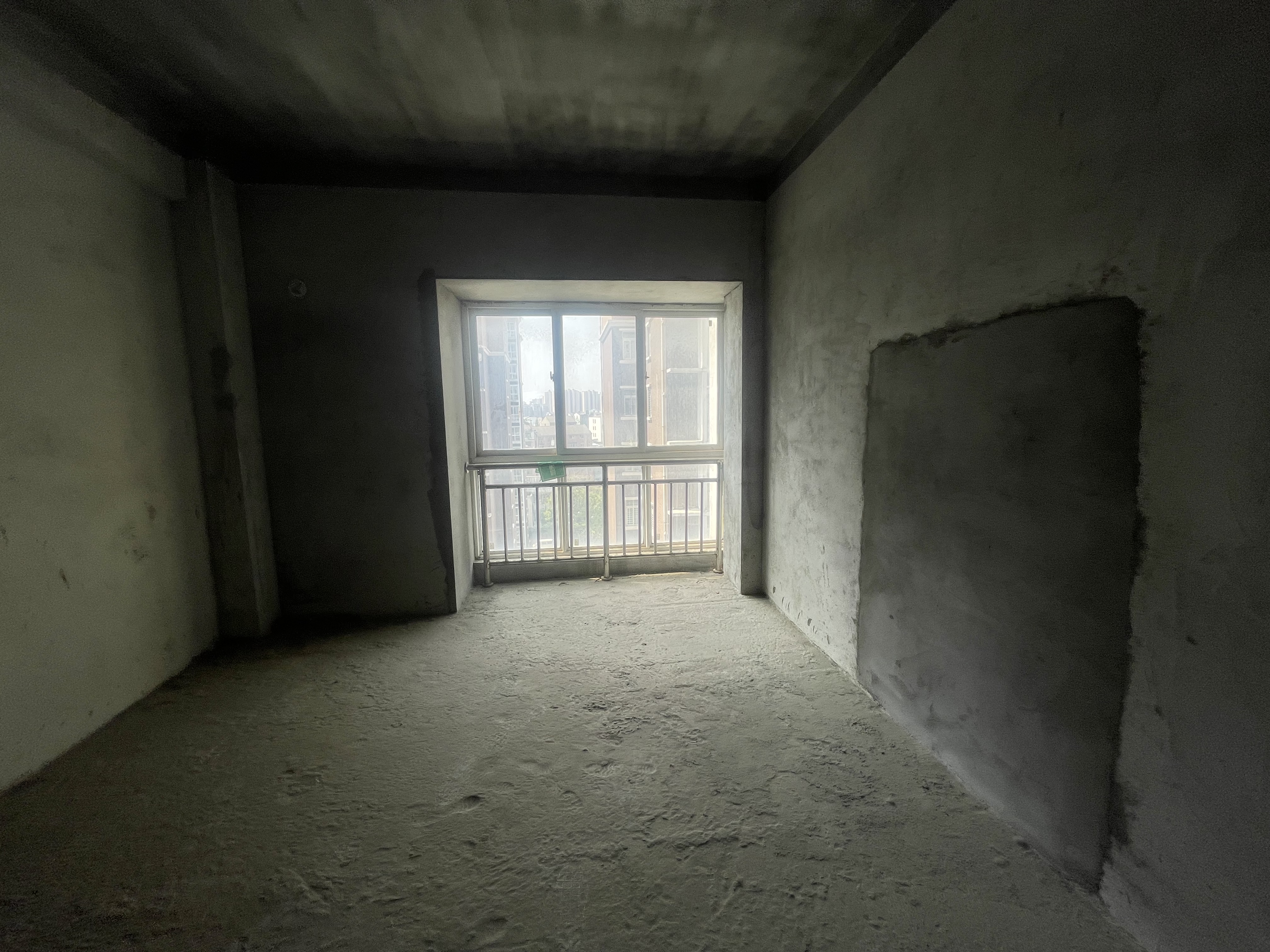 香岸华府，2梯2户电梯房，小区闹中取静，毛坯单价4500，看房方便