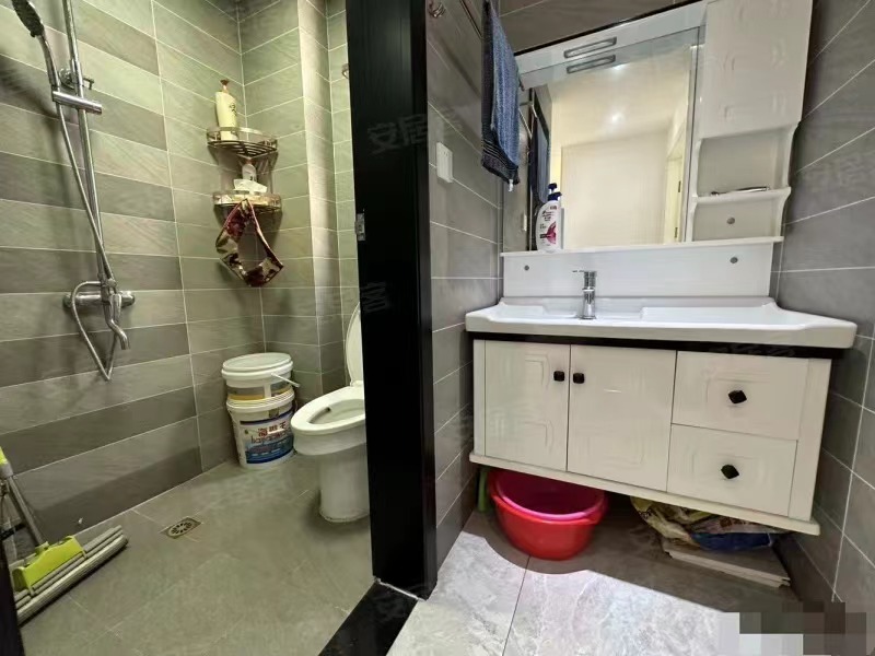 降价了，房东急售，沔阳公馆，9成新，边户，电梯好楼层17楼，精装三房两卫，证满两年。