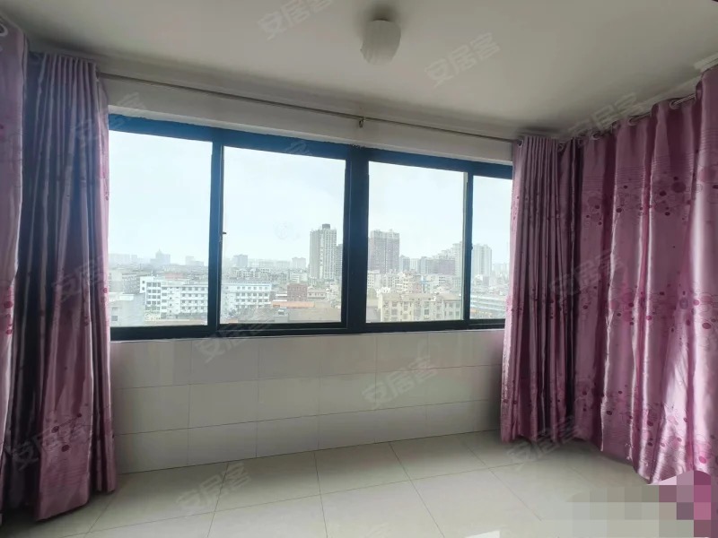 356，金色港湾，电梯小高层，单价3100，精装三房。诚心出售，南北通透