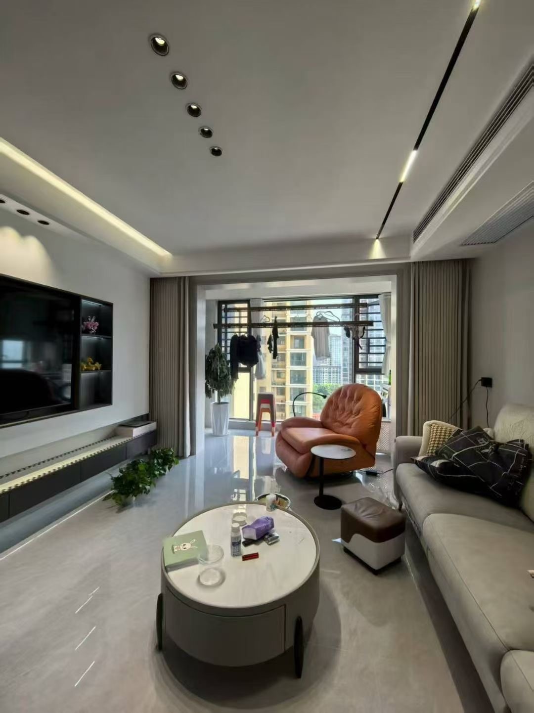 城南，‮城新‬壹号‬五期，精装‮房三‬两卫，电梯好楼层15楼​，证满二。诚心出售