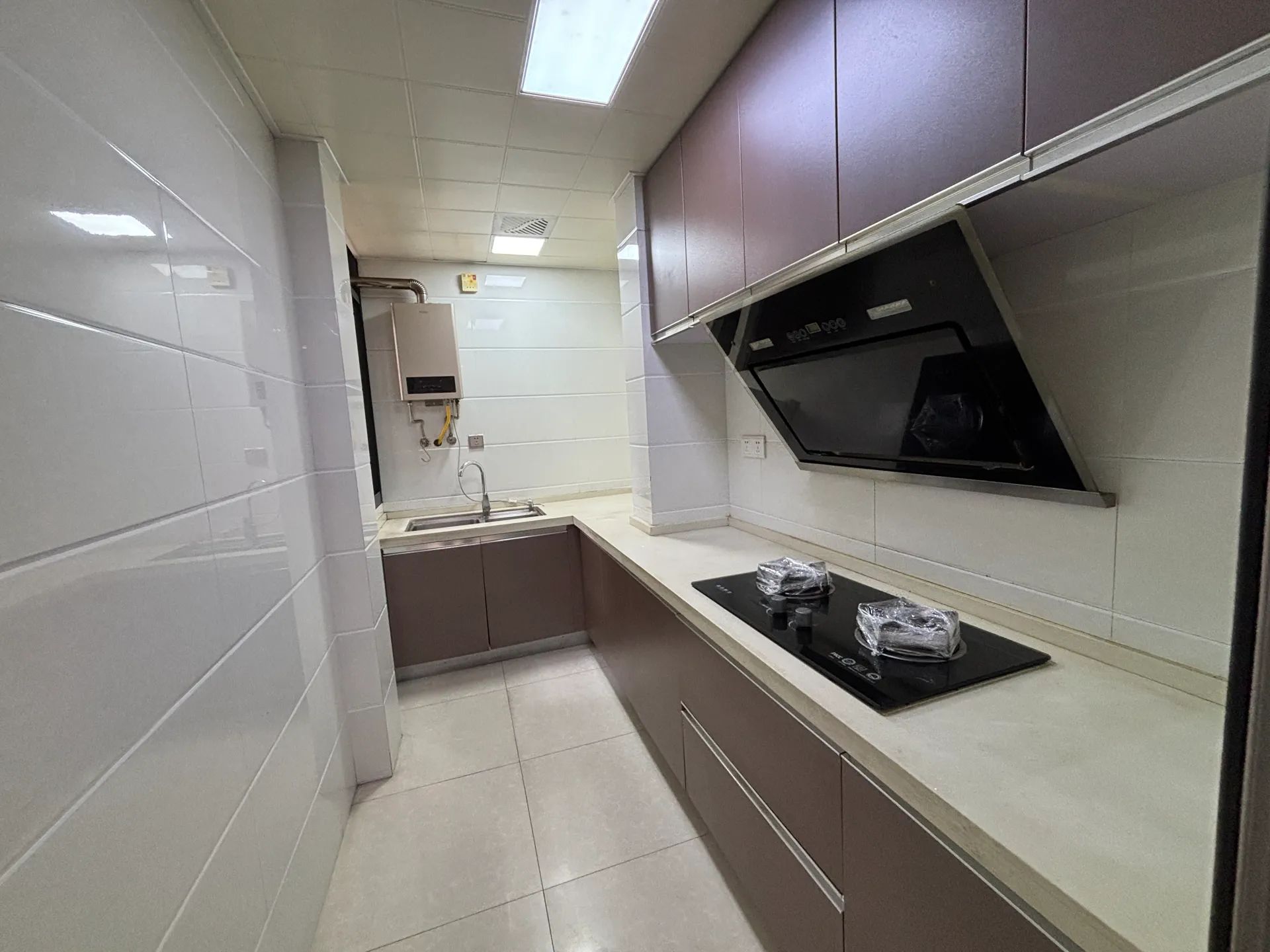 捡漏，诚心出售，公园世家，精装三房，电梯小高层，证满二