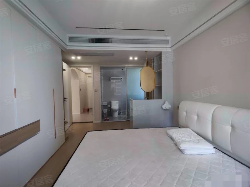 城南，御湖世家，精装大三房，纯东边户，电梯好楼层，带车位​全新装修，基本没住，证满二，