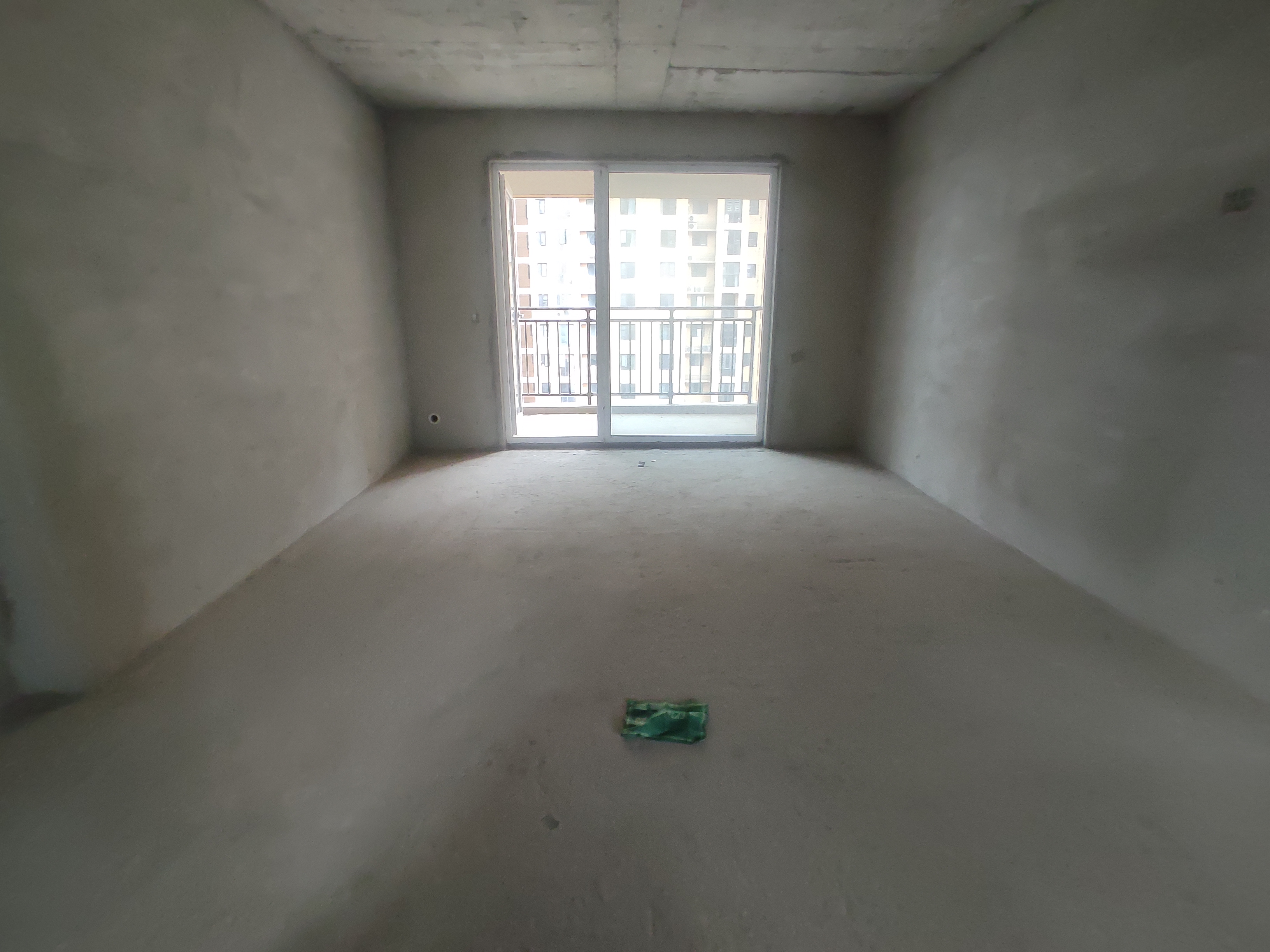 满庭春 毛坯大四房 送入户花园相当于五房 南北通透 中间楼层 证件满二  看房方便