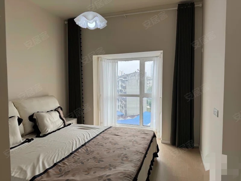 降价了，捡漏，步行街附近,电梯5楼，单价4600，精装三房二卫，实验二小