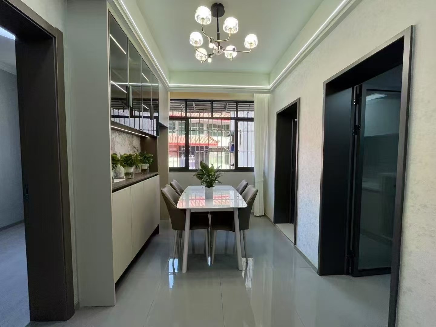 340，业主急售，三中附近，二楼，带大露台全新装修三房两厅，南北通透，拎包入住，