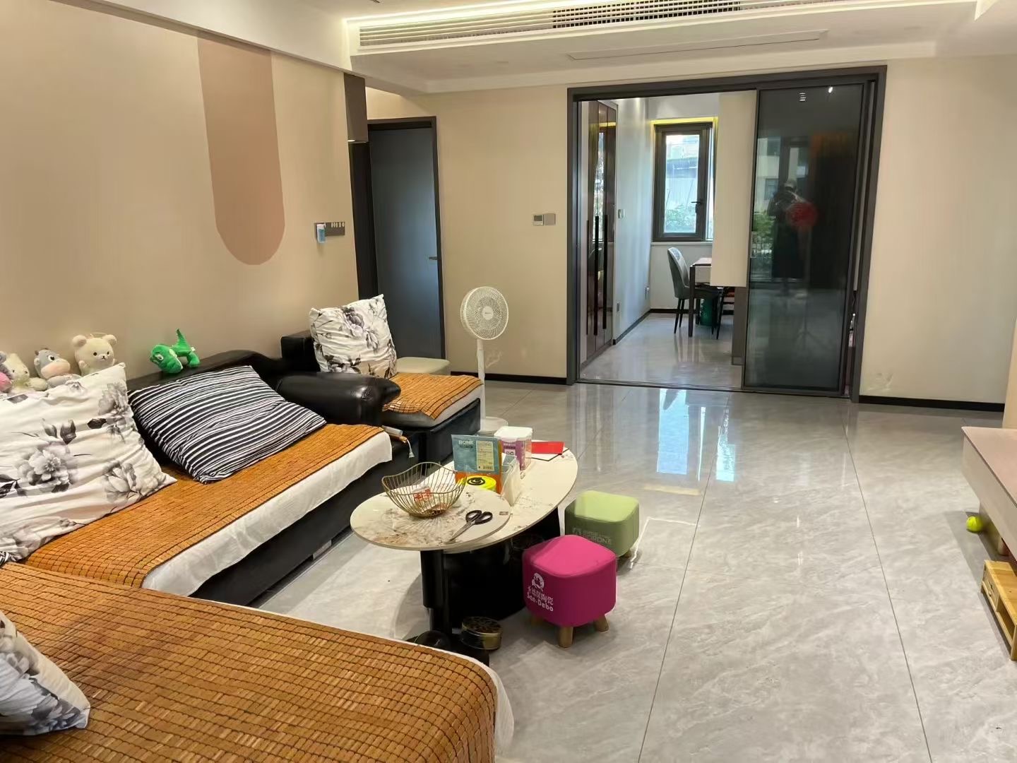 捡漏，新城壹号四期，带超大露台，边户，9成新装修，