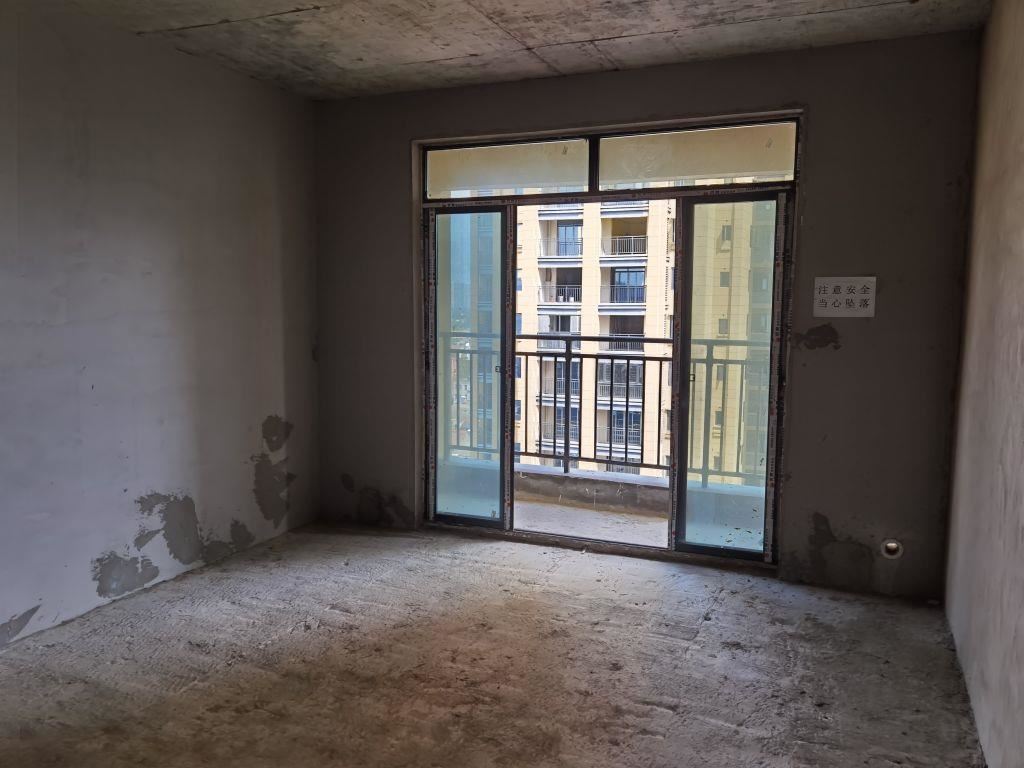 环球 城毛坯三房南北通透支持按揭 看房