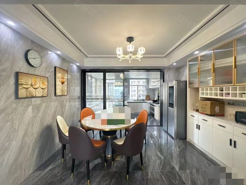 领秀城，大平层，精装四房9.9成新，电梯好楼层，全屋品牌装修，中央空调加地暖。