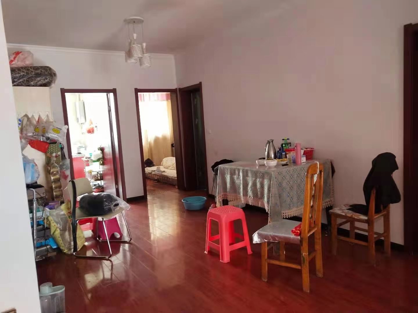 四中旁边步梯房，小区环境好，旁边是流潭公园，房间装修很温馨