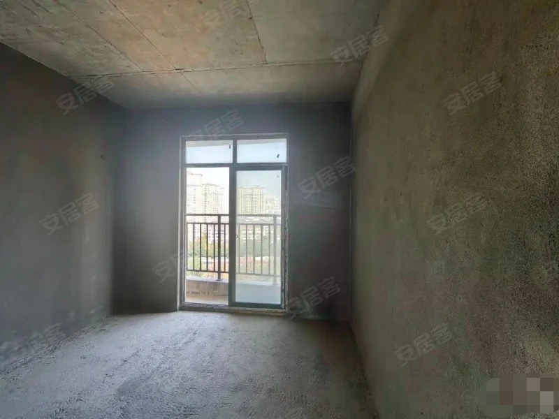 业主急售，新城壹号五期，毛坯大四房，赠送面积多，单价4500