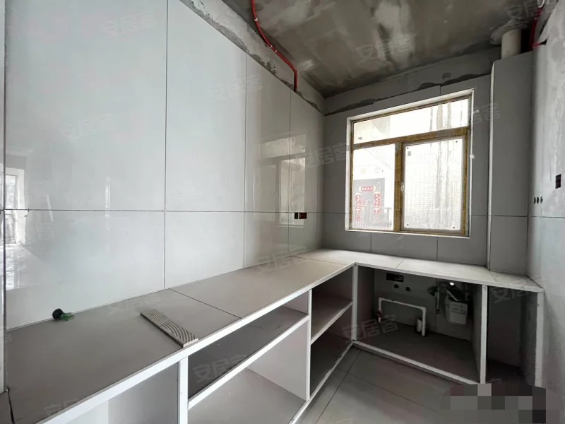 357，业主亏本急售。职院对面，沔阳天泽园，好楼层，单价4600，半装修，水电已走阳台已封，证满二