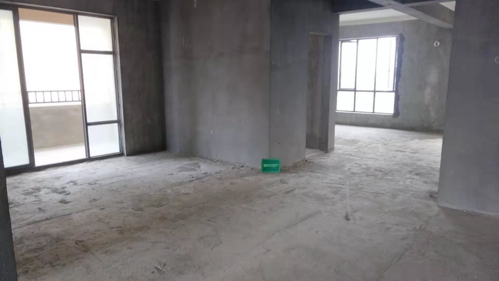 绿地华庭非常稀缺的毛坯三房，小区绿化率不需要过多解释来感受就好，养身小区，环境到了位