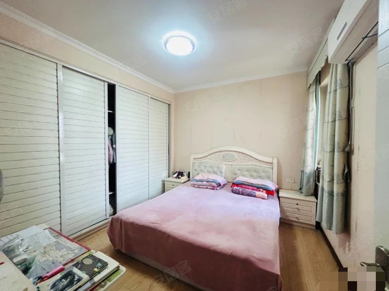 ？急售，四中旁，东城国际，电梯精装大三房，单价3600，楼层好