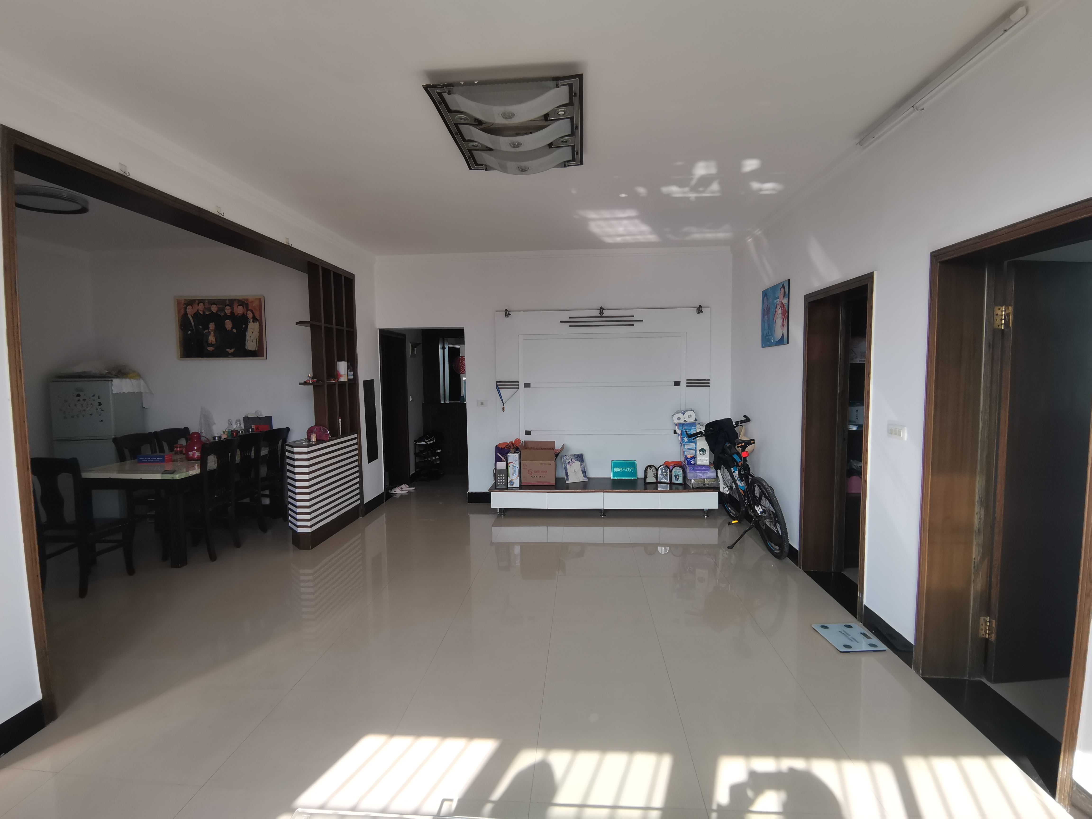 实验二小对面，沔州小区 短房龄，有院子可停车，房子很大宽敞的很