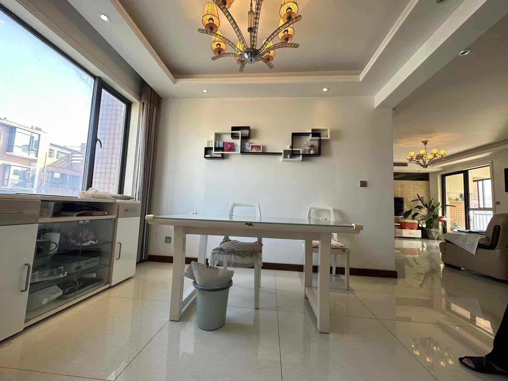 城西，金域城邦，电梯房凤凰层，精装3房2卫，单价3600左右，