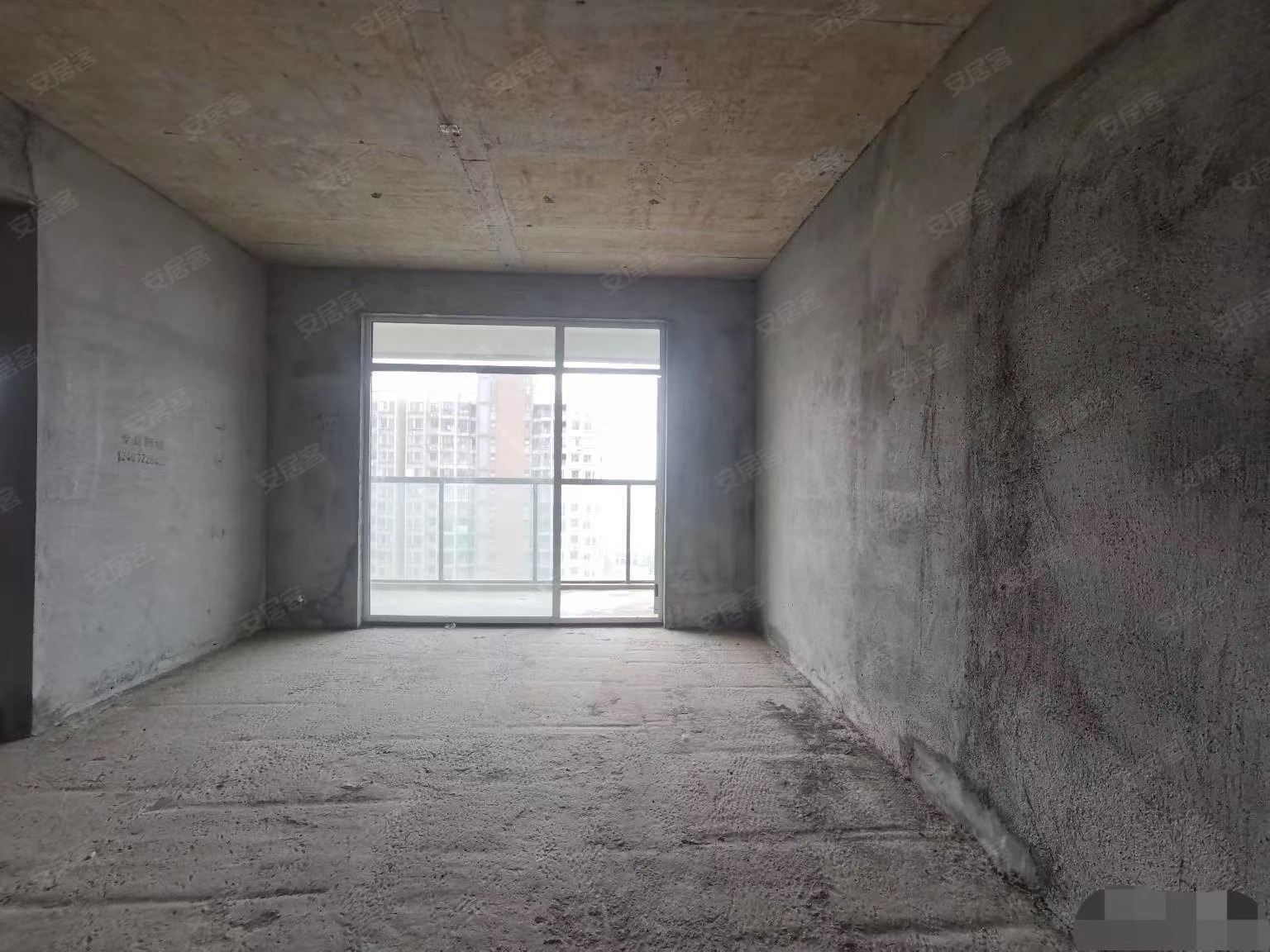 城南蓝天白云，毛坯大三房，双阳台，三房采光，送车位